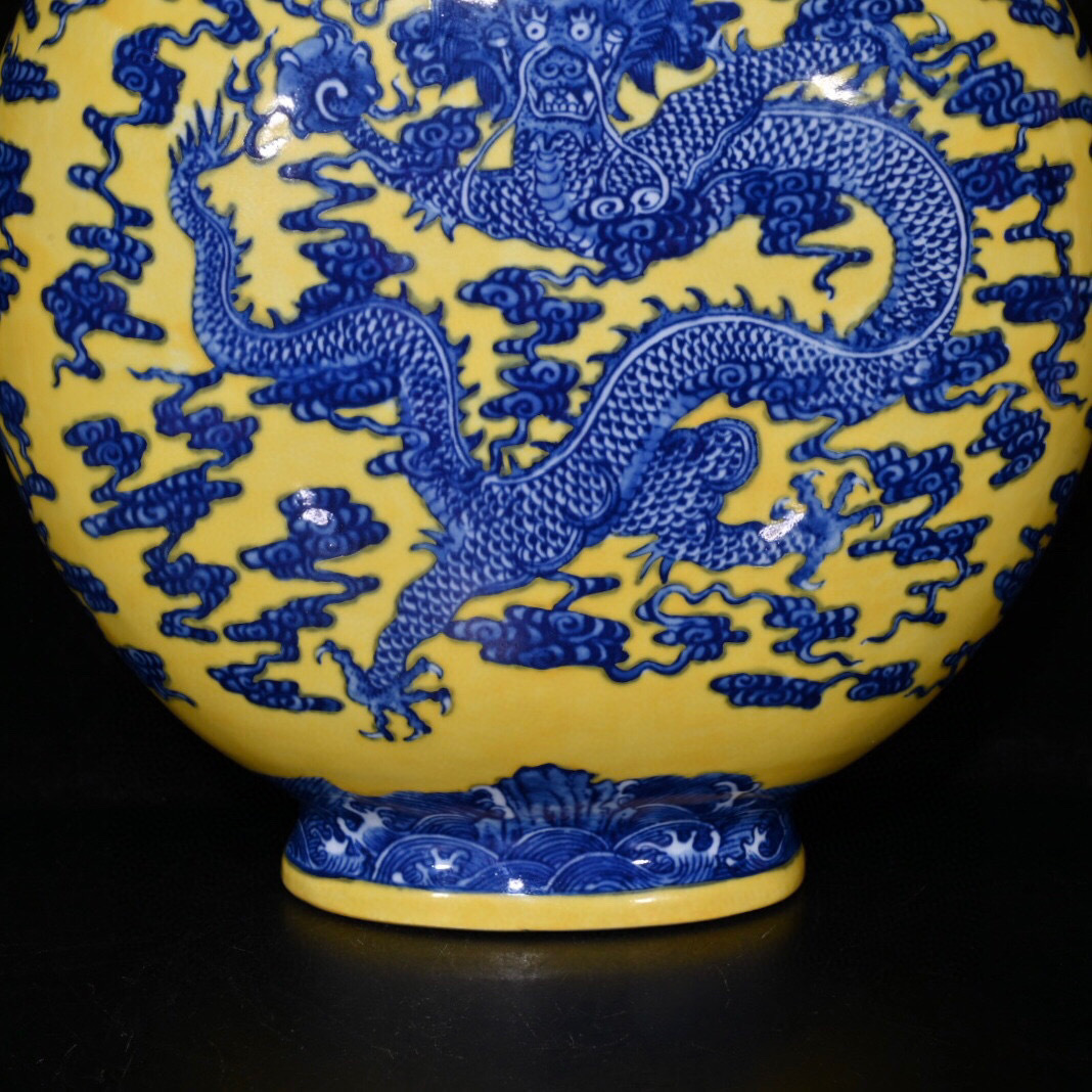 古寶奇蔵】清・乾隆年製款・古陶瓷品・青花・黄釉・雲龍紋・抱月瓶