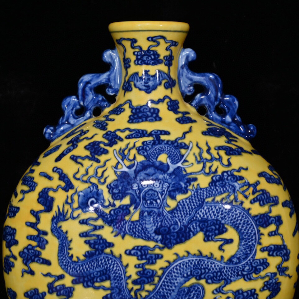 古寶奇蔵】清・乾隆年製款・古陶瓷品・青花・黄釉・雲龍紋・抱月瓶