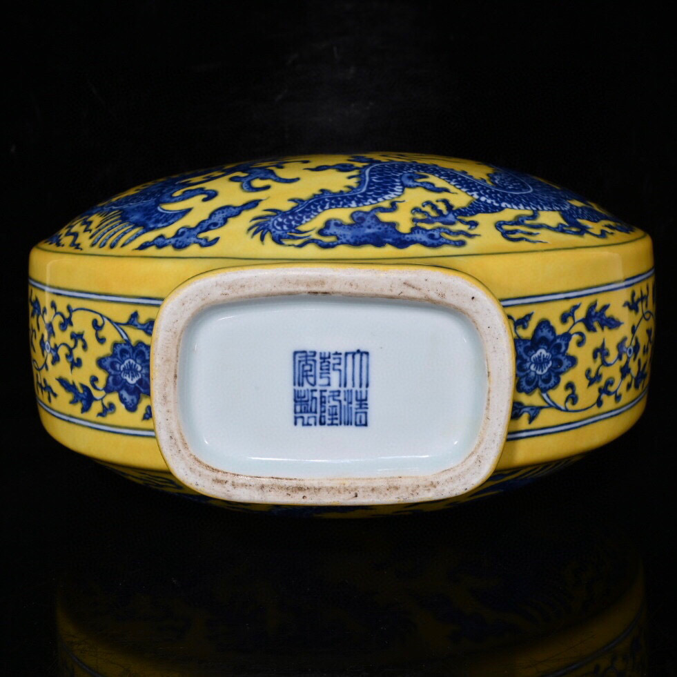 古寶奇蔵】清・乾隆年製款・古陶瓷品・青花・黄釉・雲龍紋・抱月瓶