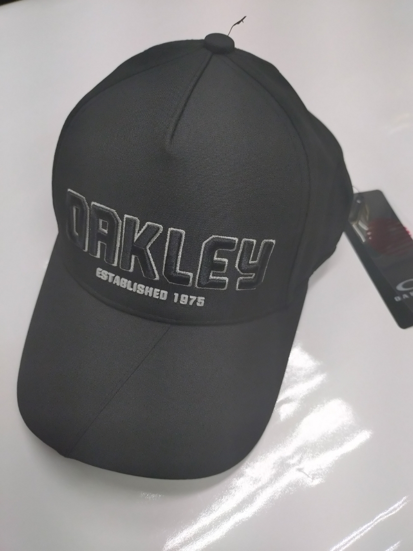 【新品タグ付】オークリー（OAKLEY) SLANT　CAP　FOS901610　カラー02E（BLACKOUT)【OAKLEY　SLANT CAP　FA23.0】限定1個_画像1