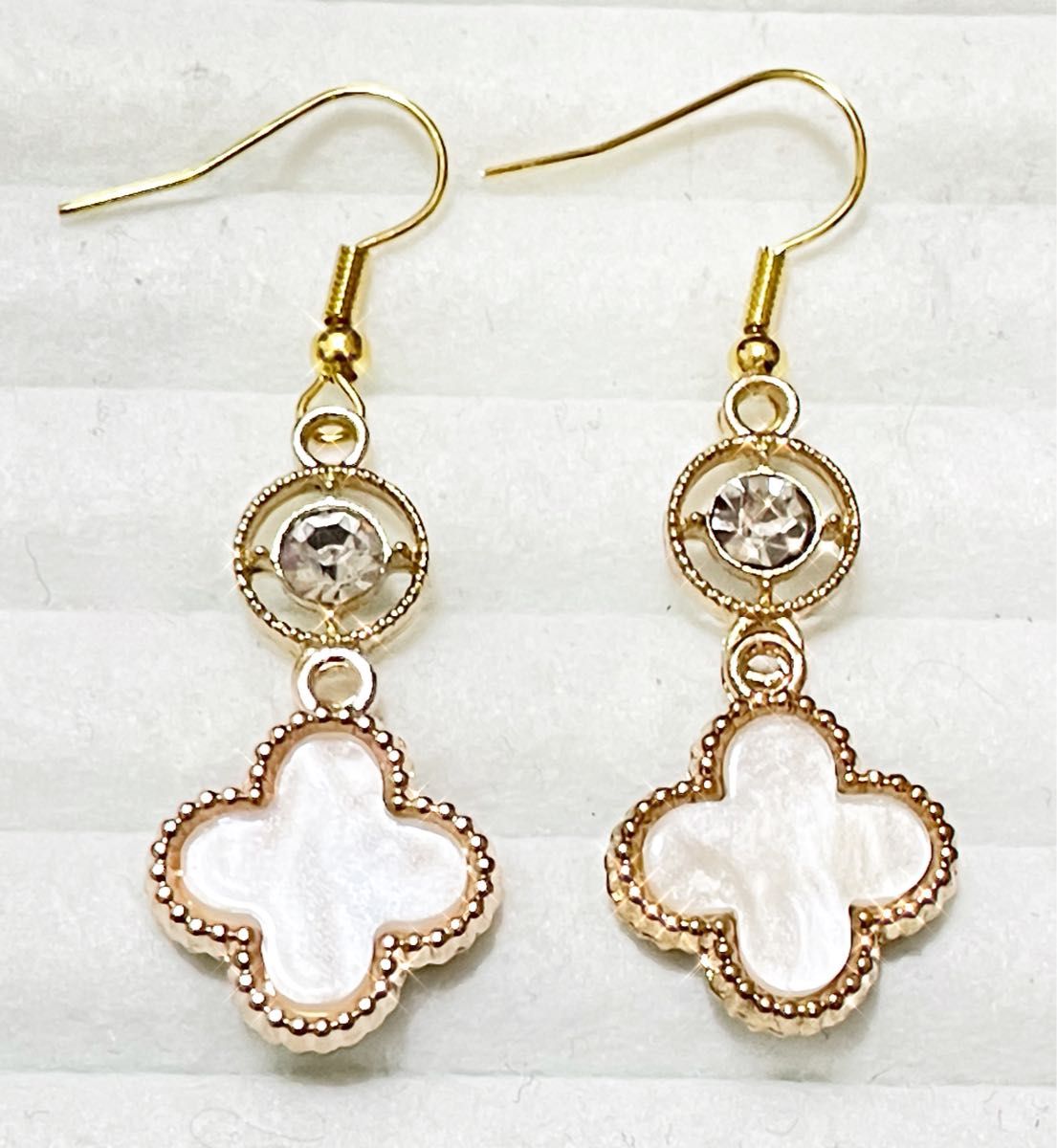 シャネルストーン四葉シェルピアス ハンドメイド クローバシェル調
