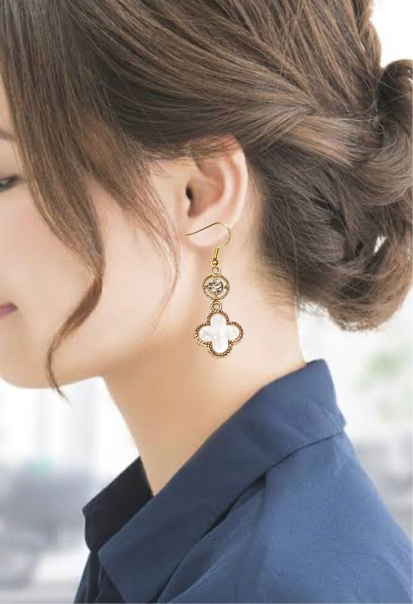 シャネルストーン四葉シェルピアス ハンドメイド クローバシェル調
