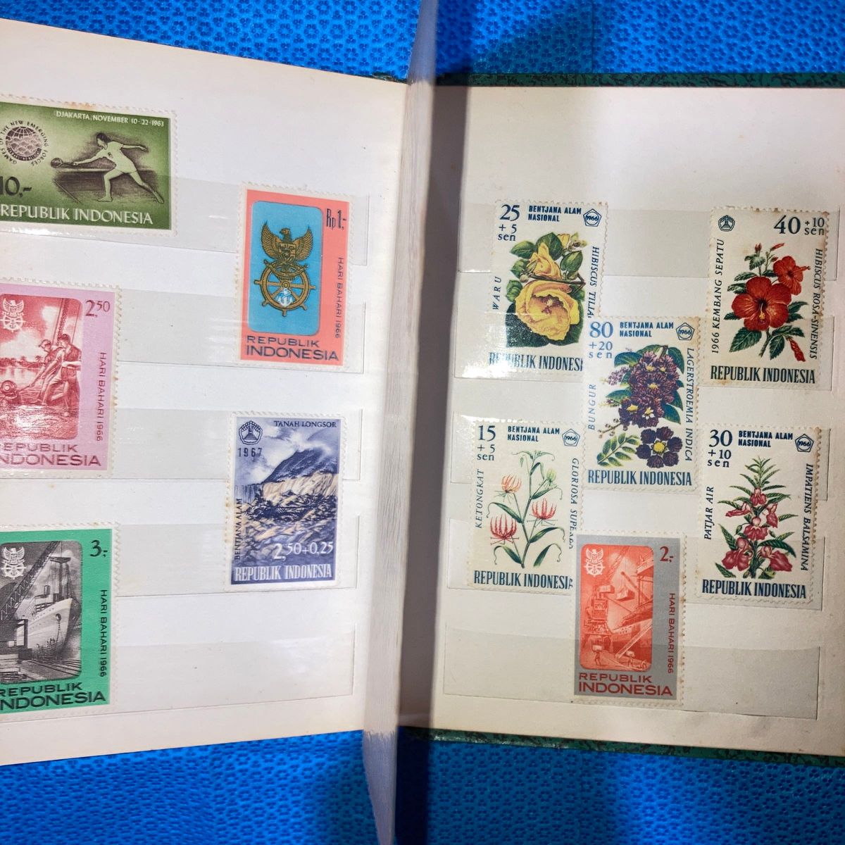 アンティーク中国切手未使用49枚。観光用アンティークインドネシア1950〜1966年代切手未使用25枚。合計79枚観光品切手希少品