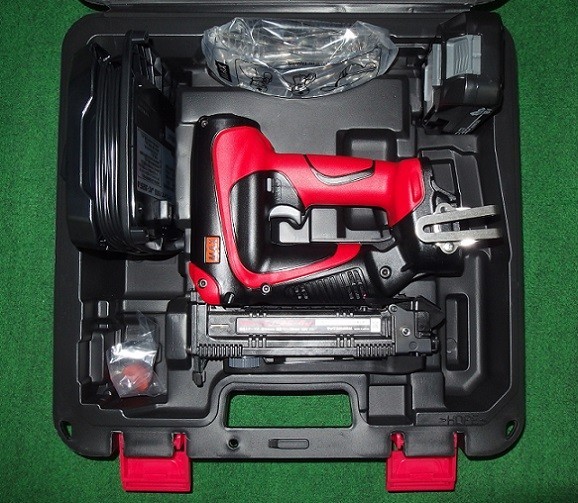 マックス TJ-25/4J-BC/1825A 18V充電式タッカ 4mm-J線用 本体+ マックス TJ-25/4J-BC/1825A 18V充電式タッカ 4mm-J線用 本体+