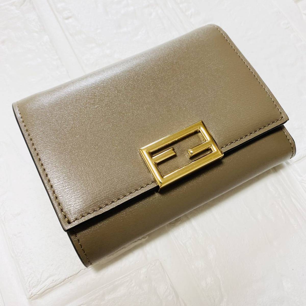 独創的 【新品同様】 FENDI ブラウン レディース レザー 三つ折り財布