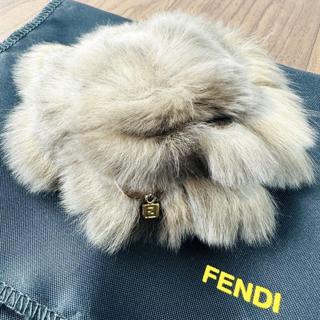【極美品】FENDI ラビットファー フラワー コサージュ 保存袋付　フェンディ ピン ブローチ コサージュ 毛皮 婦人 イタリア製 _画像1