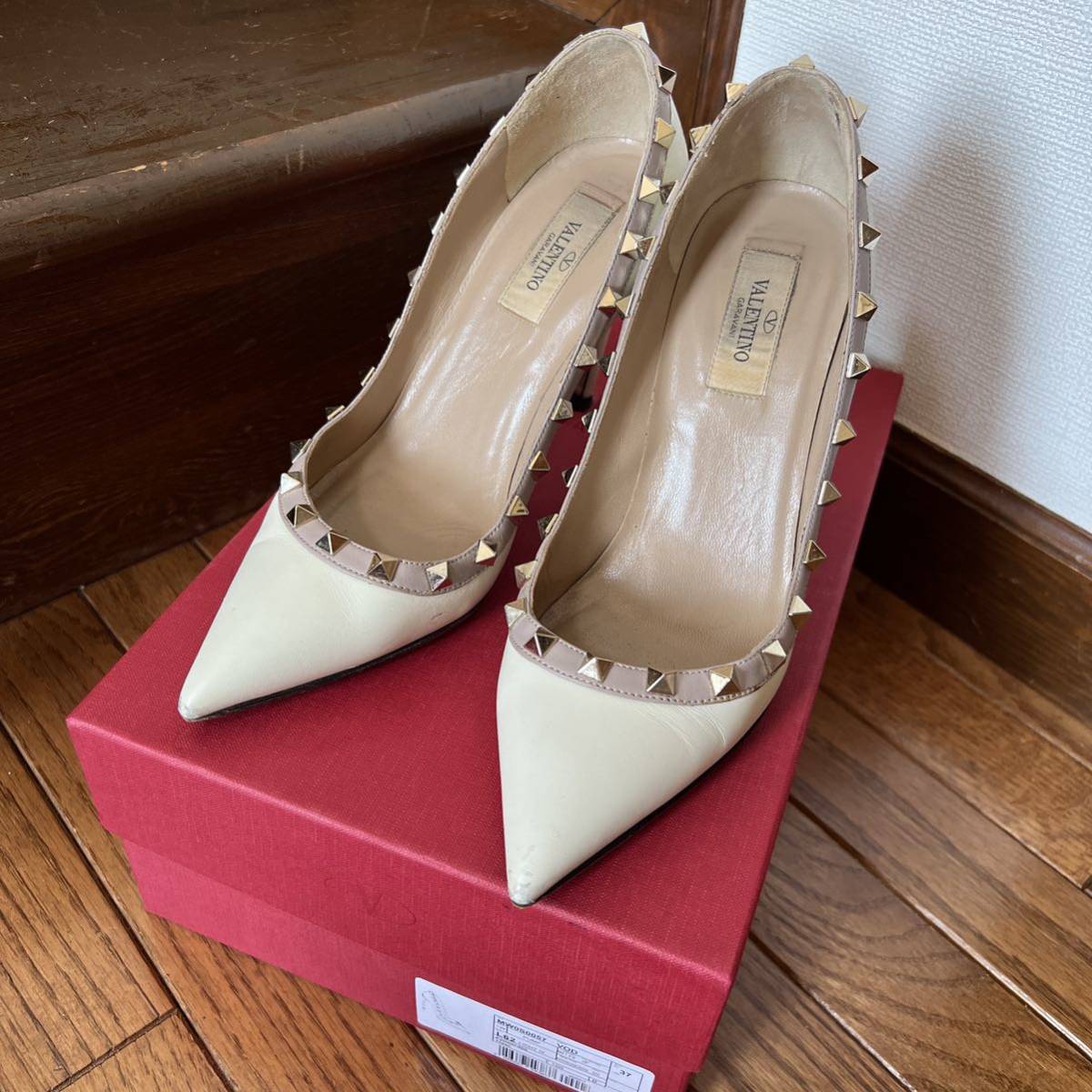 全商品オープニング価格！ valentino パンプス スタッズ クリーム色