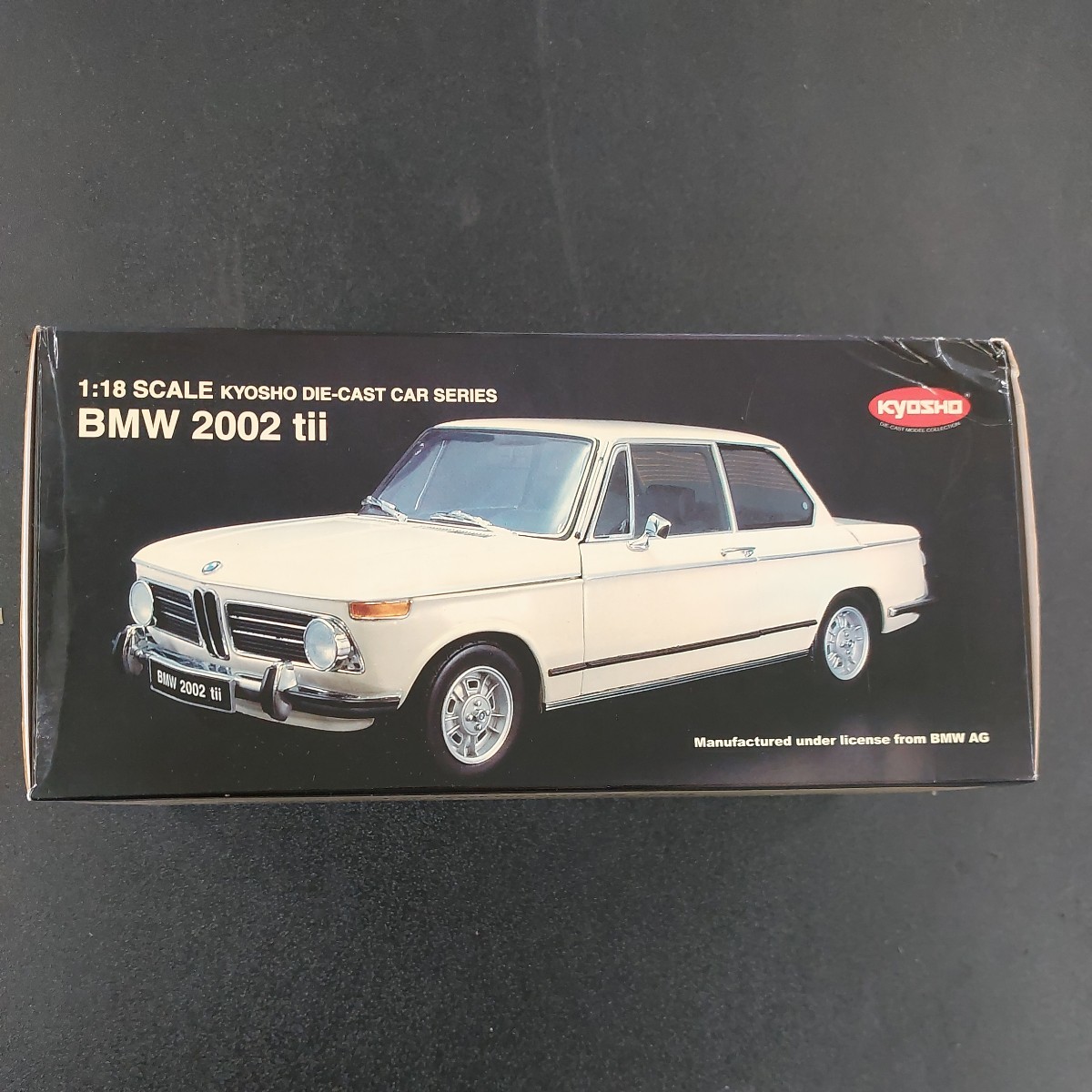 ★BMW2002tii　ホワイト 1/18 スケール　京商　箱に経年劣化日焼けあります★_画像1