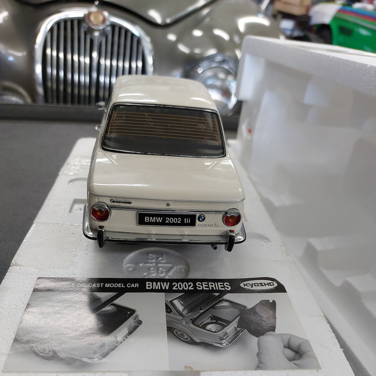 最新 ホワイト ☆BMW2002tii 1/18 箱に経年劣化日焼け 京商 スケール 乗用車