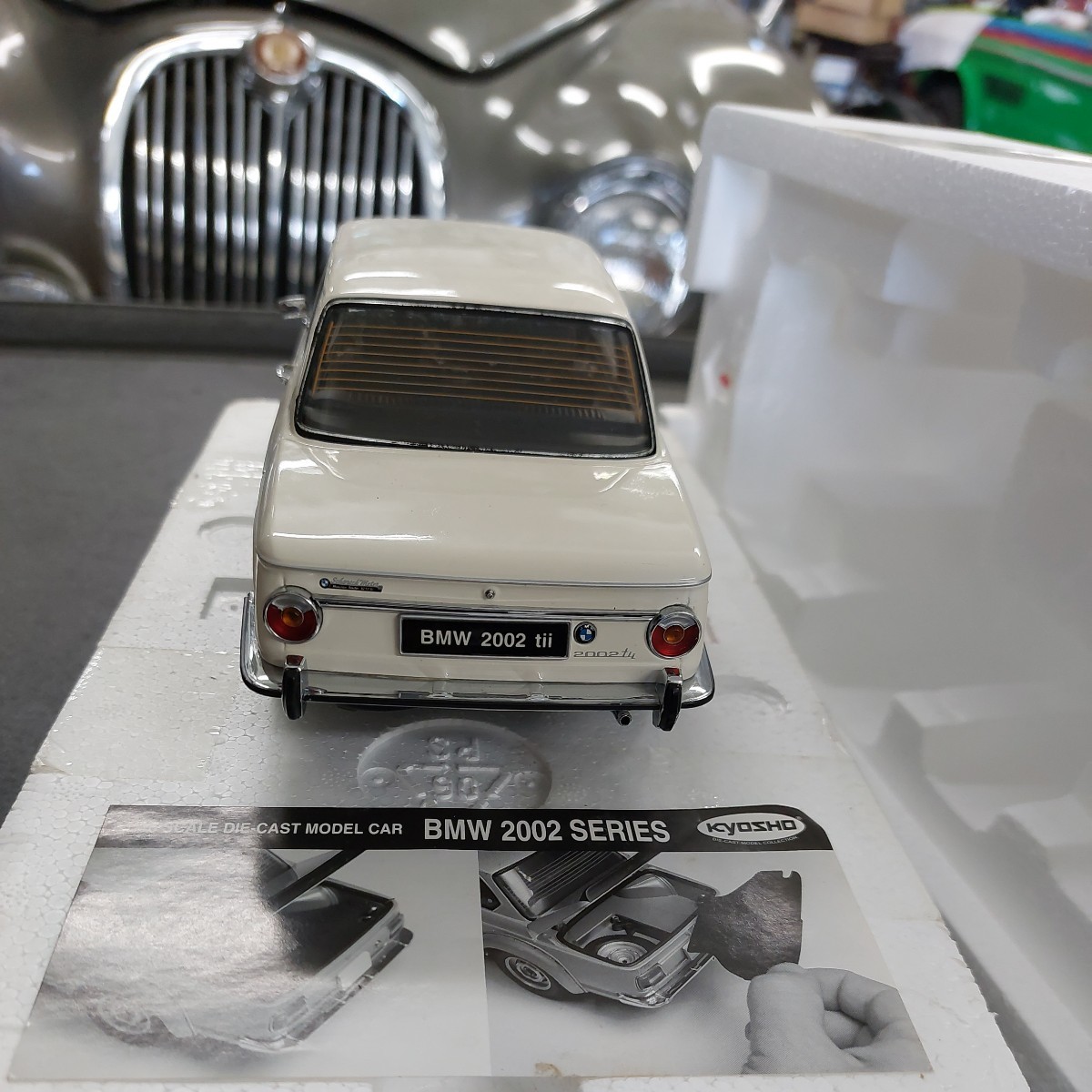 ★BMW2002tii　ホワイト 1/18 スケール　京商　箱に経年劣化日焼けあります★_画像8