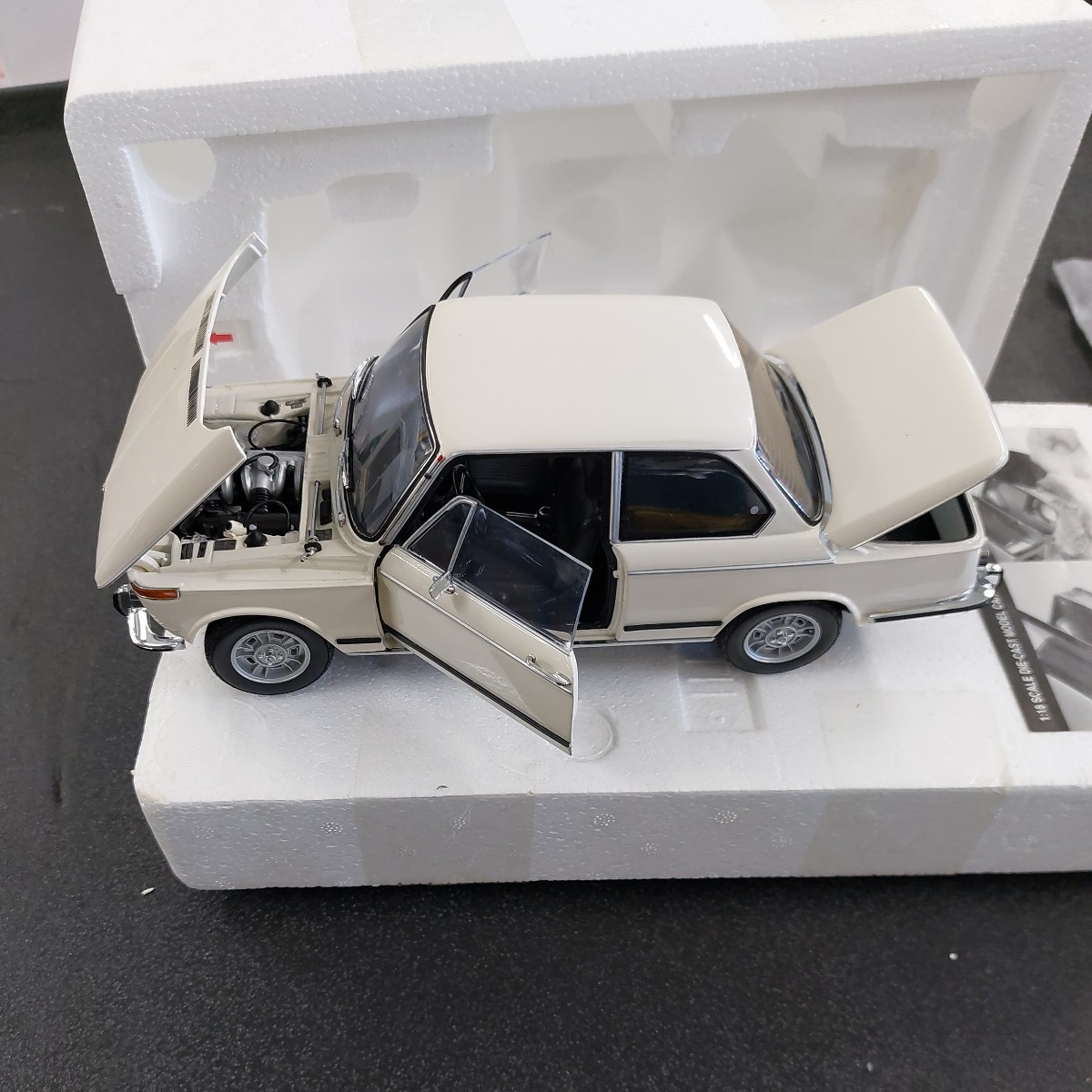 ☆BMW2002tii ホワイト 1/18 スケール 京商 箱に経年劣化日焼け ☆BMW2002tii ホワイト 1/18 スケール 京商 箱に経年劣化日焼け