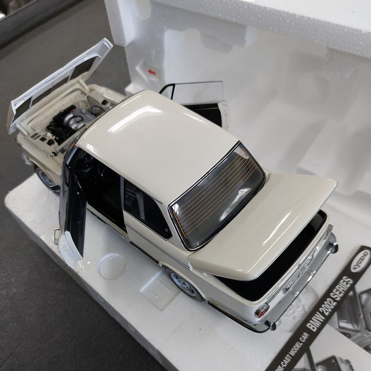 ☆BMW2002tii ホワイト 1/18 スケール 京商 箱に経年劣化日焼け ☆BMW2002tii ホワイト 1/18 スケール 京商 箱に経年劣化日焼け