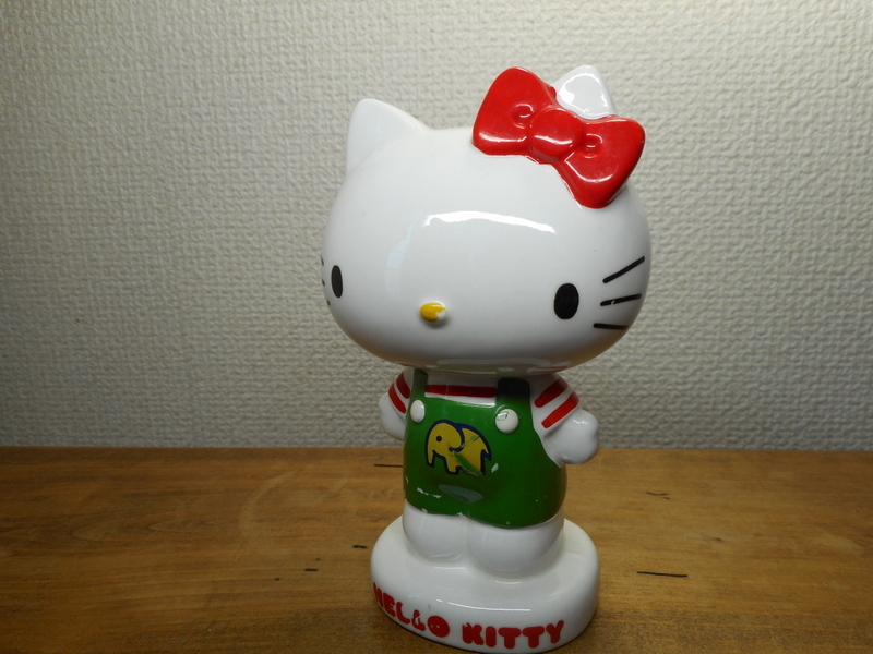 昭和レトロ サンリオ 1976年 ハローキティ 陶器 貯金箱 昭和レトロ サンリオ 1976年 ハローキティ 陶器 貯金箱