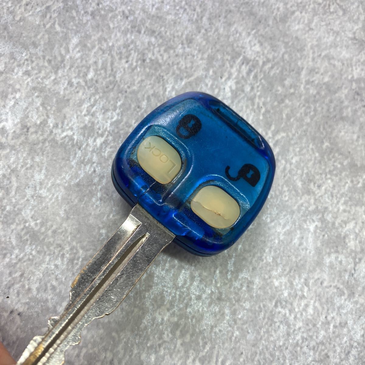  Мицубиси Mitsubishi MITSUBISHI оригинальный дистанционный ключ синий голубой каркас 2 кнопка 2B прозрачный ek Wagon Pajero Mini работоспособность не проверялась K50617