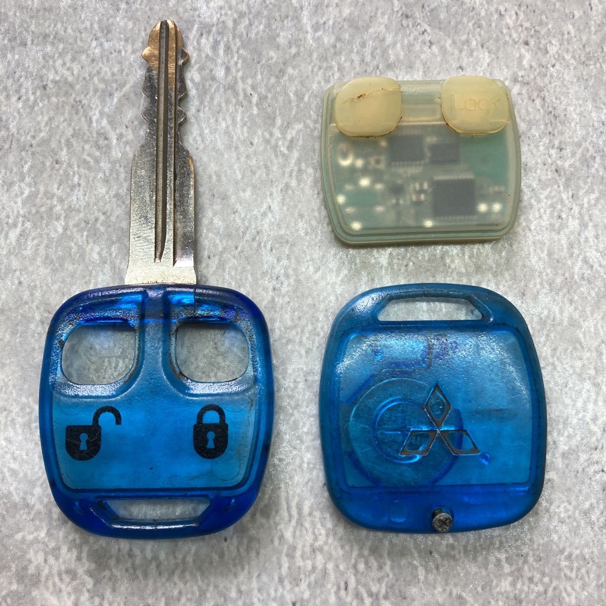  Мицубиси Mitsubishi MITSUBISHI оригинальный дистанционный ключ синий голубой каркас 2 кнопка 2B прозрачный ek Wagon Pajero Mini работоспособность не проверялась K50617