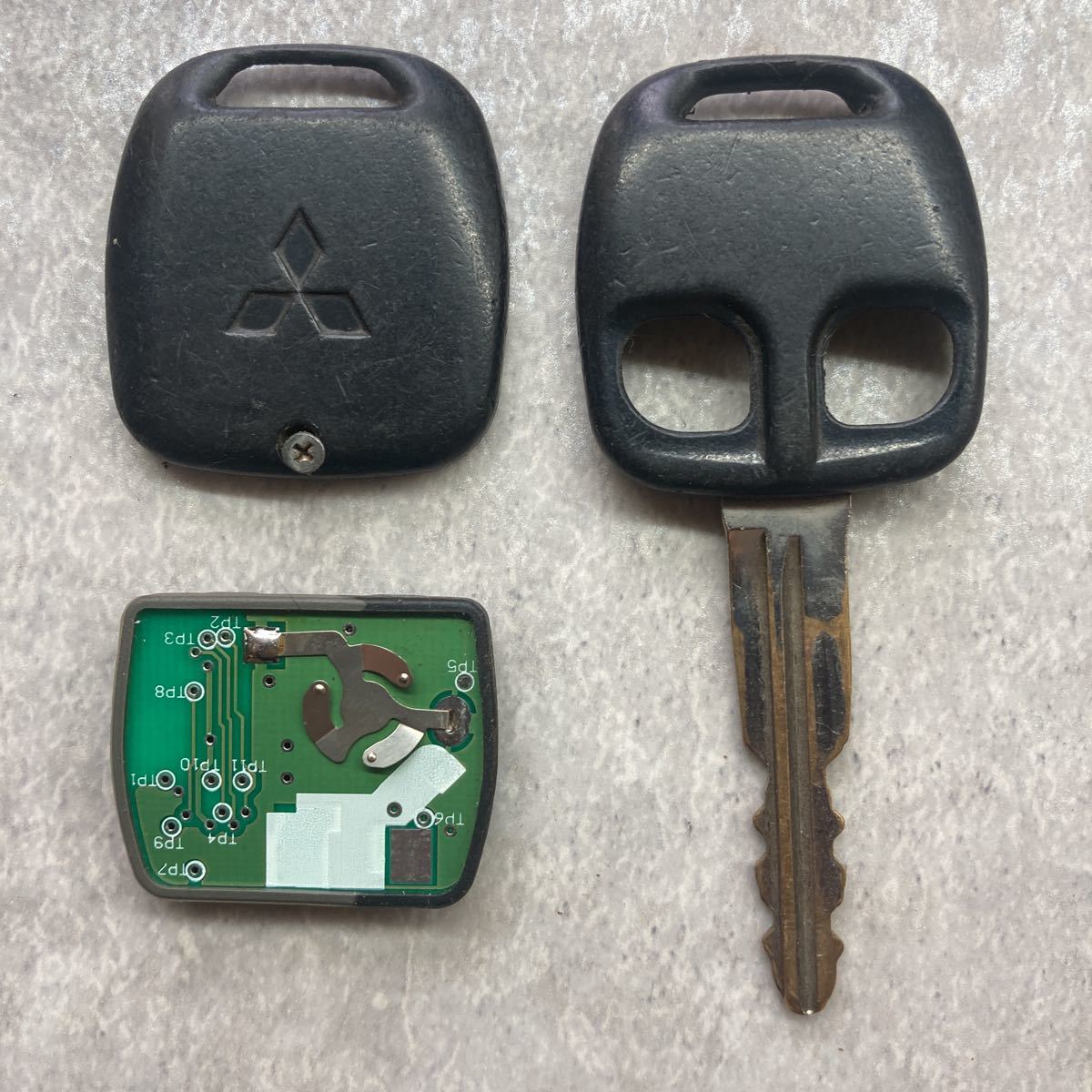  Мицубиси Mitsubishi MITSUBISHI оригинальный дистанционный ключ ключ 2 кнопка старый зеленый основа работоспособность не проверялась Pajero Lancer Delica EK Wagon Minicab Toppo K50850