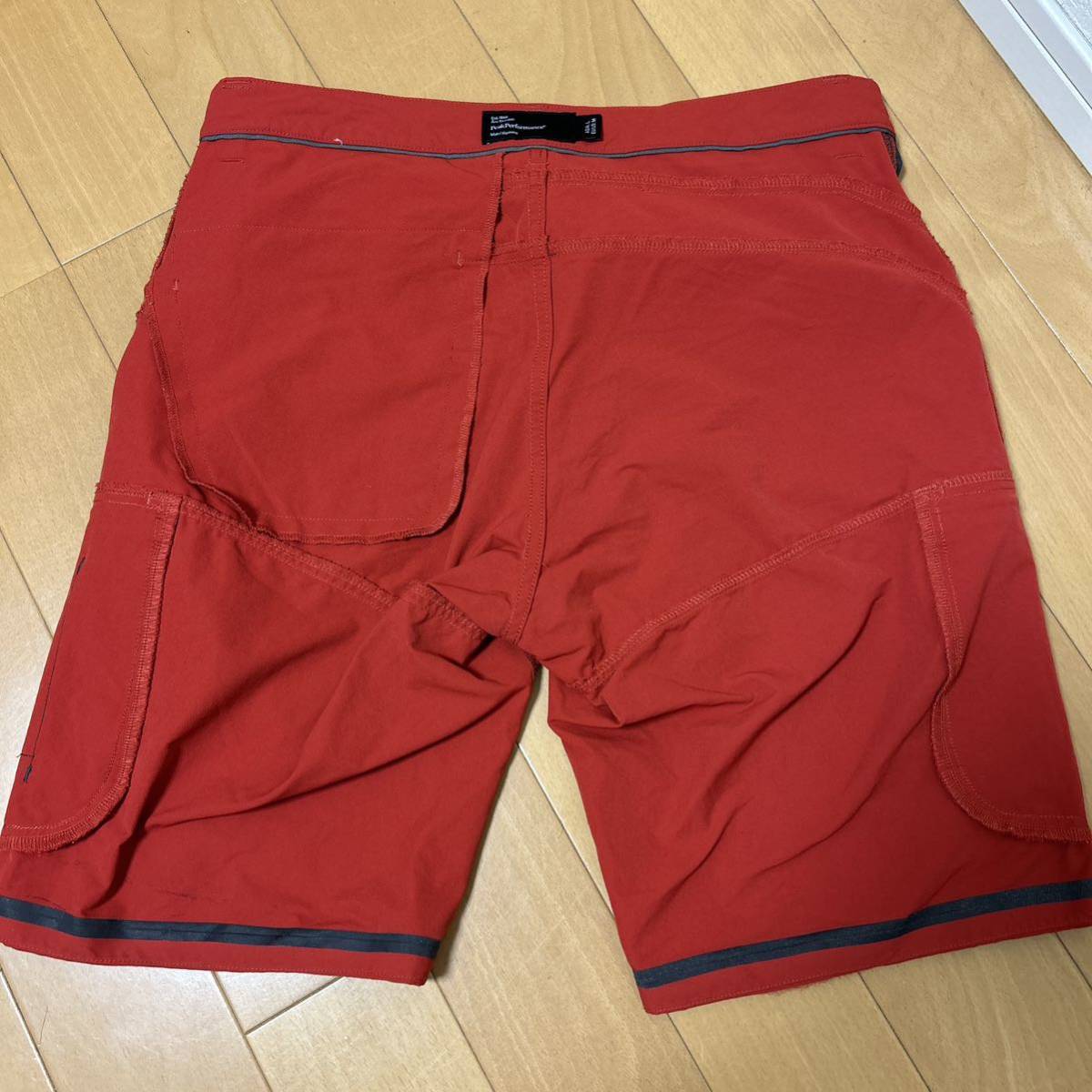 美品Peak Performance SoftshellShorts sizeLストレッチ ショートパンツ ハーフパンツ ピークパフォーマンス　ソフトシェル　ショーツ_画像3