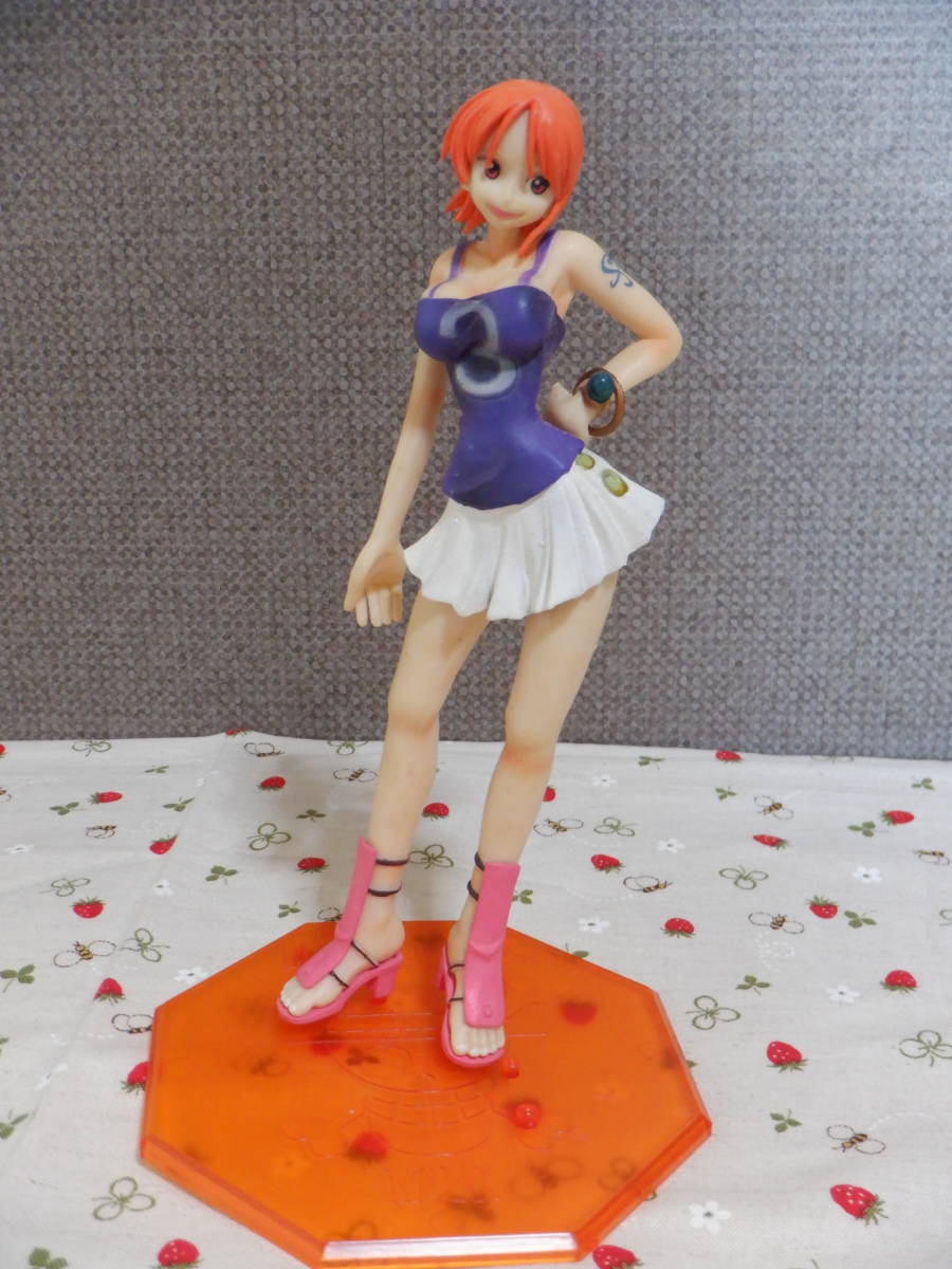 Ｃ9『ＯＮＥ　ＰＩＥＣＥ（ワンピース）★フィギュア～ナミ（ＮＡＭＩ）～高さ２０ｃｍ』～台座が違う台座になります　箱なし_画像1