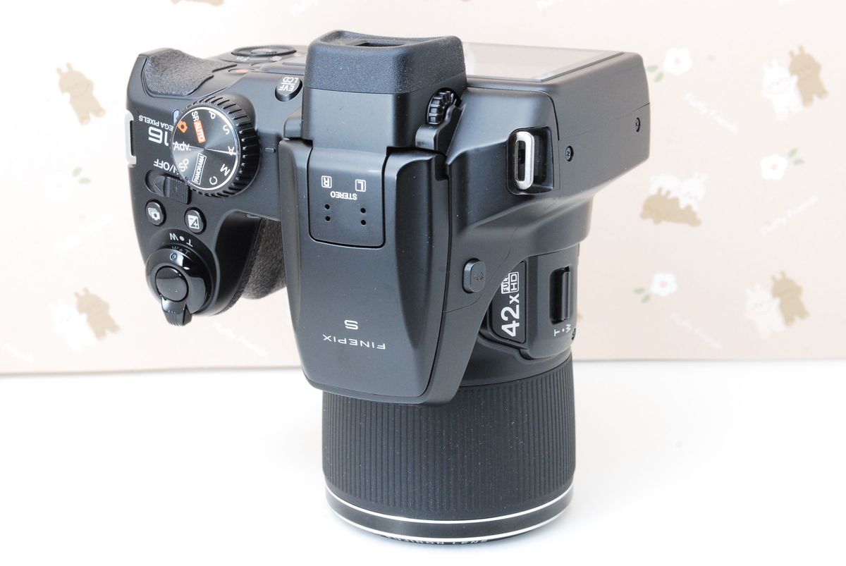 秋冬の旅行★フジフィルム FINEPIX S8300★超望遠42倍♪スマホ転送OK♪使いやすいネオ一眼コンパクトカメラ♪