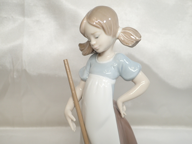 9228[TS]◆LLADRO/リヤドロ◆フィギュリン No.5232 『いたずらな子猫』 陶器の置物/2004年会員限定/少女 ３匹の子猫_画像4