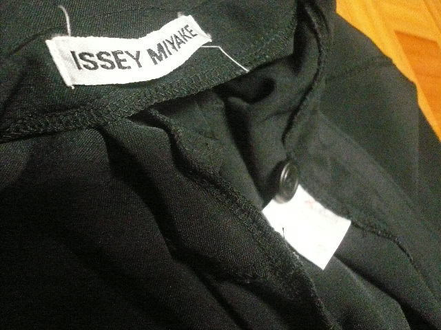 ☆ISSEY MIYAKE (イッセイミヤケ）　黒　ナイロン・ポリウレタンパンツ　Mサイズ　裾ファスナー付き_画像7