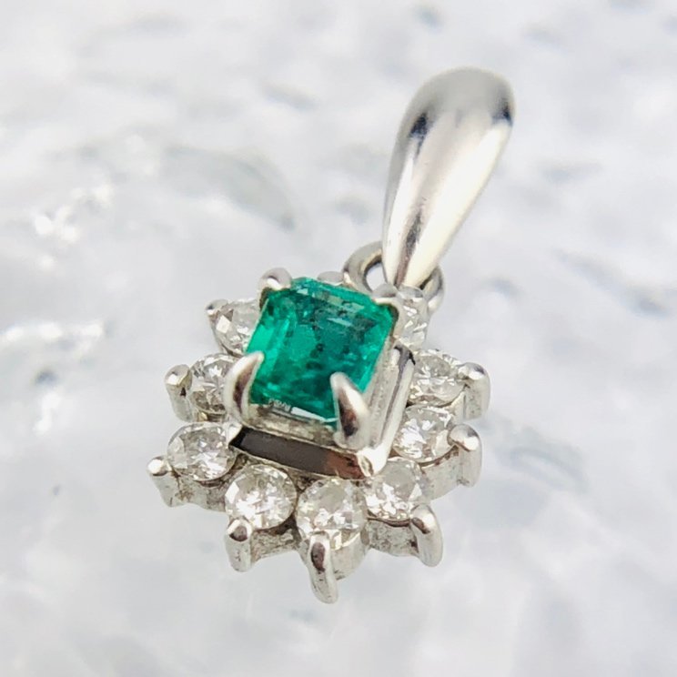 [77] Pt900 emerald diamond pendant top small bead Kirakira on goods note . size total length 14.6mm 1.0g (1246)