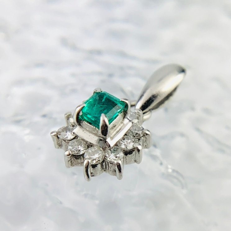 [77] Pt900 emerald diamond pendant top small bead Kirakira on goods note . size total length 14.6mm 1.0g (1246)