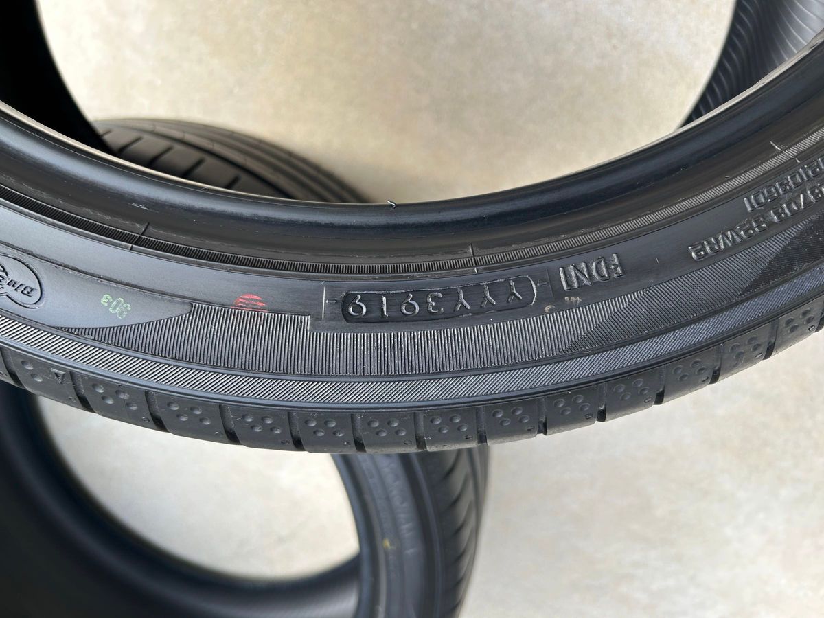 235/40R19 92Y  ヨコハマブルーアース　タイヤ　中古品　