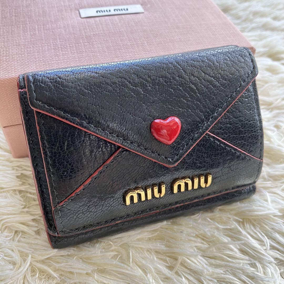 箱付き】MIUMIU 折り財布 マドラスラブ ハートレター ブラック-