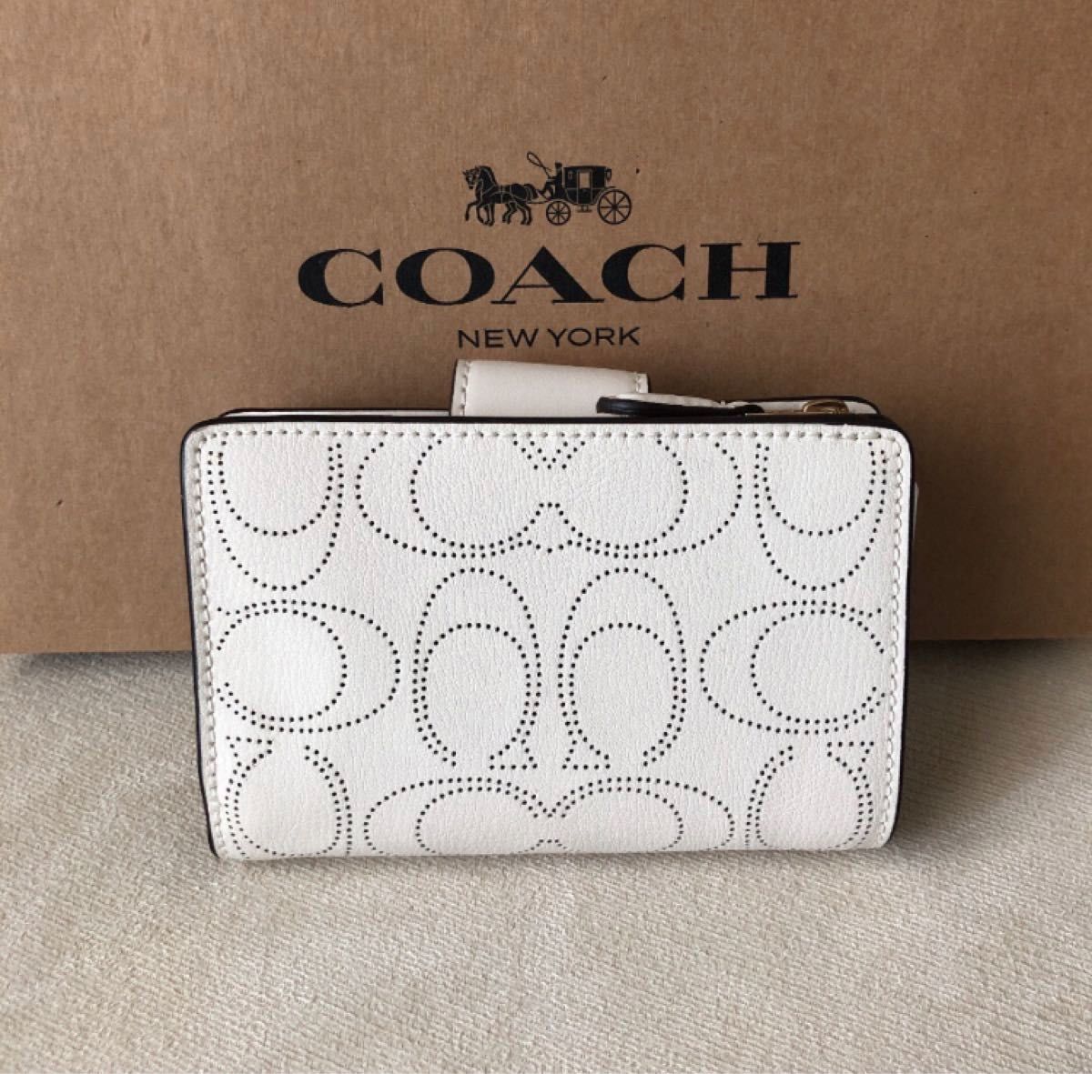 新品・未使用】COACH 折財布 ホワイト×シグネチャー チャーム 二