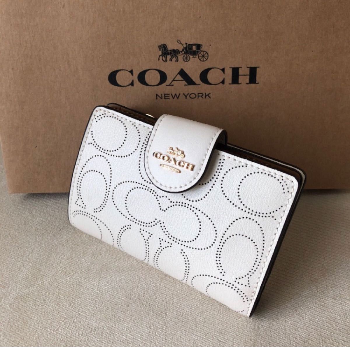 新品・未使用】COACH 折財布 ホワイト×シグネチャー チャーム 二