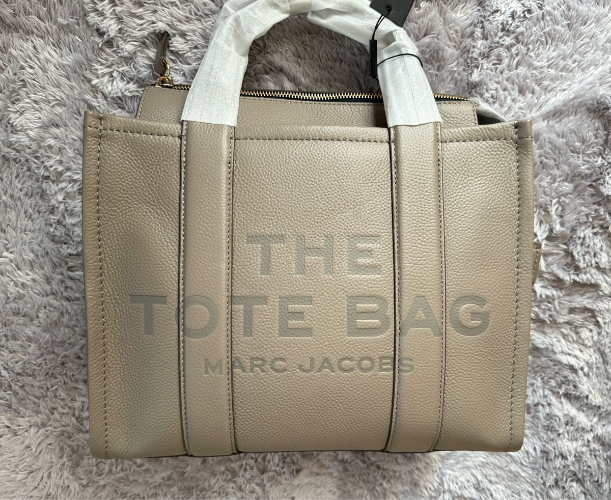 新品MARC JACOBS ミディアムサイズザ トートバッグ CEMENT055 新品MARC JACOBS ミディアムサイズザ トートバッグ CEMENT055