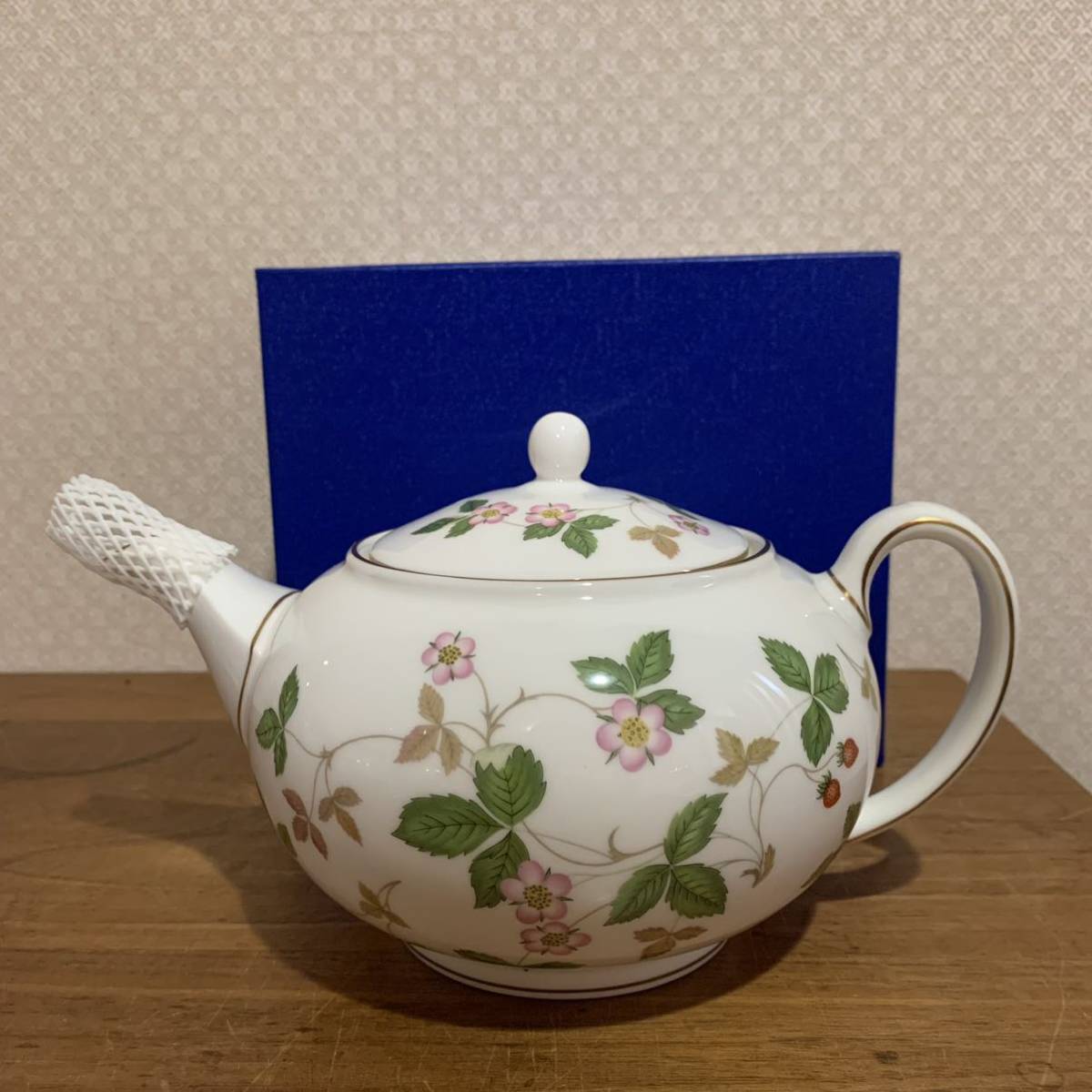 レア 未使用 ウェッジウッド ワイルドストロベリー ティーポットS WEDGWOOD 黒壺 箱入り コレクション いちご 洋食器 送料無料_画像1