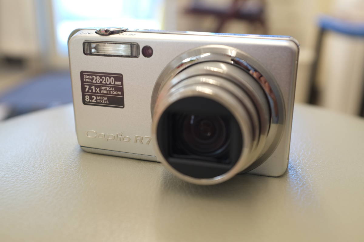 【美品・送料無料】RICOH Caplio R7 シルバー デジタルカメラ 28-200mm 7.1X 1cmマクロ 8.2M Pixels リコー 動作確認済