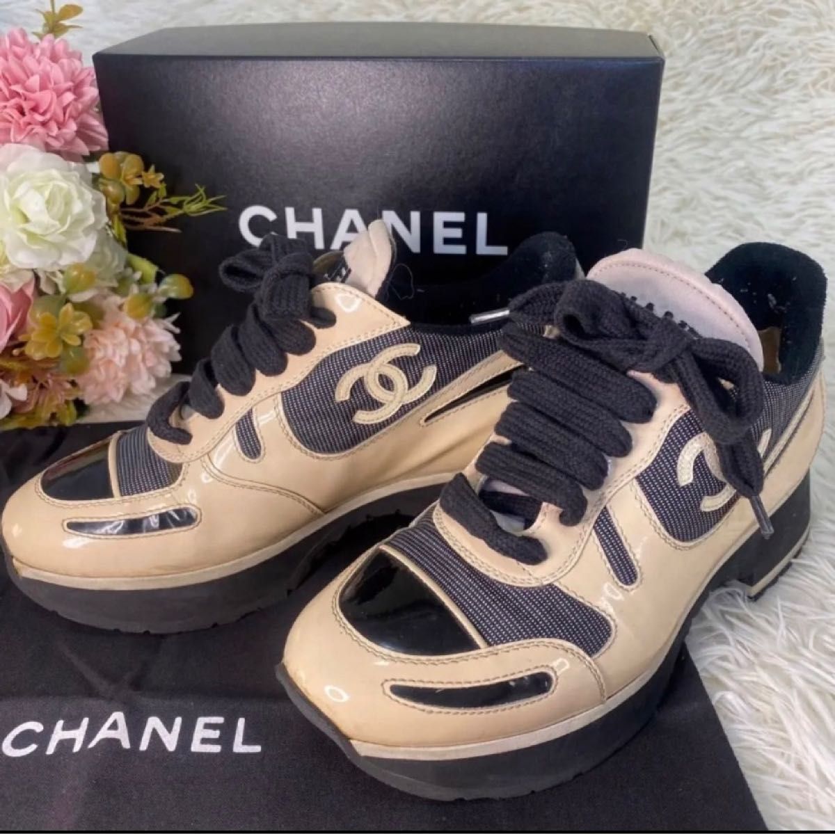 希少 CHANEL シャネル スニーカー ココマーク ベージュ ブラック 黒 エナメル レディース Sサイズ 22㎝位 ハイブラ