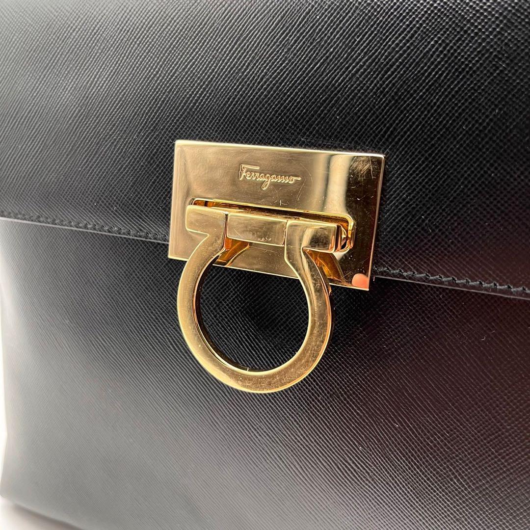 【美品】フェラガモ ガンチーニ ハンドバッグ サフィアーノ ブラック フォーマル Ferragamo ゴールド金具 トップハンドル 黒 レディース