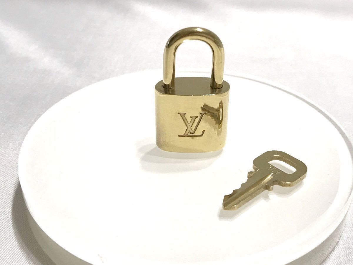 ■【YS-1】 ルイ ヴィトン LOUIS VUITTON ■ カデナ 南京錠 パドロック キー 鍵 NO303 ■ ゴールド系 3.7cm×2.1cm 【同梱可能商品】■D_フランス製です