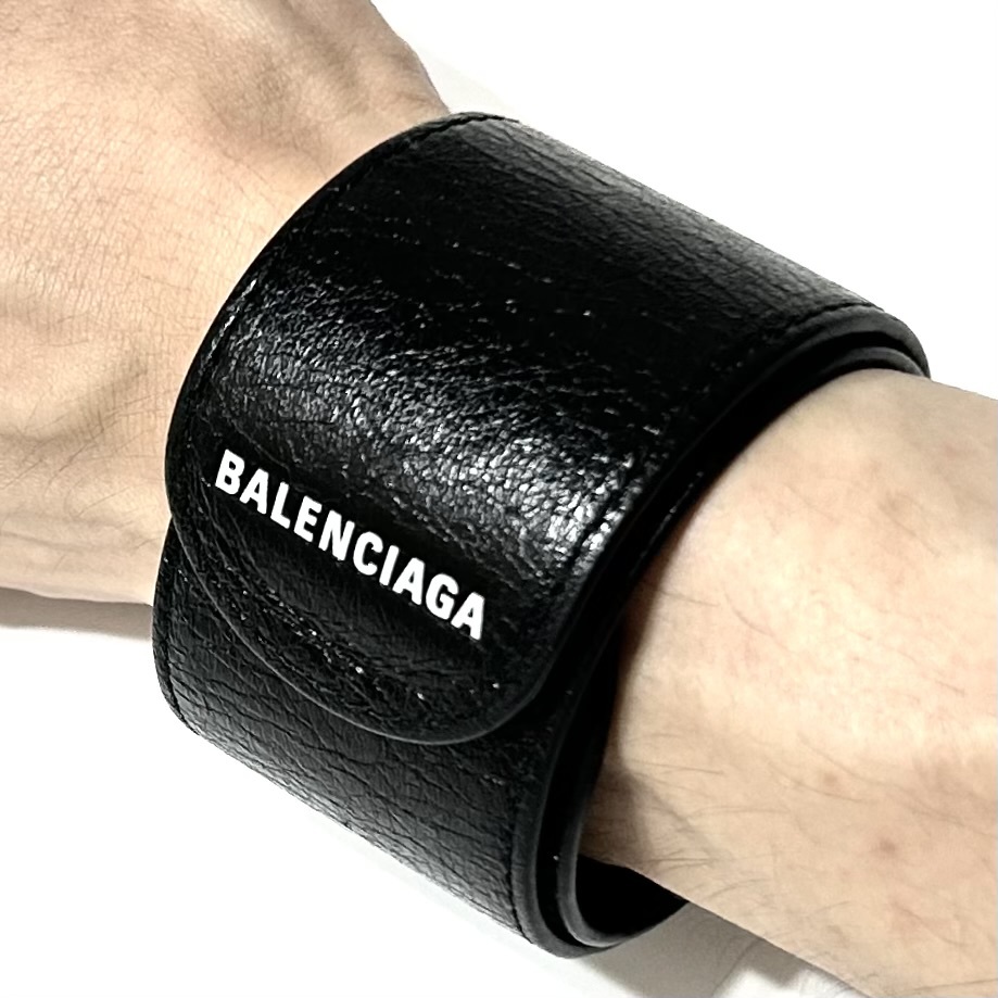 正規品 BALENCIAGA サイクルレザーブレスレット 黒 本物 バングル-