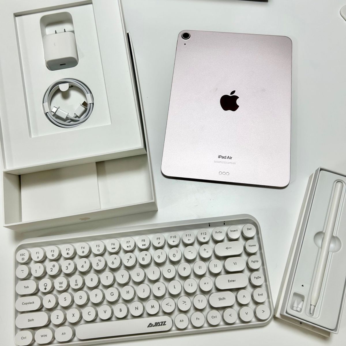 Apple iPad Air 第5世代　ピンク　64gb Wi-Fiモデル　付属品あり　キーボード・Apple pencil付き