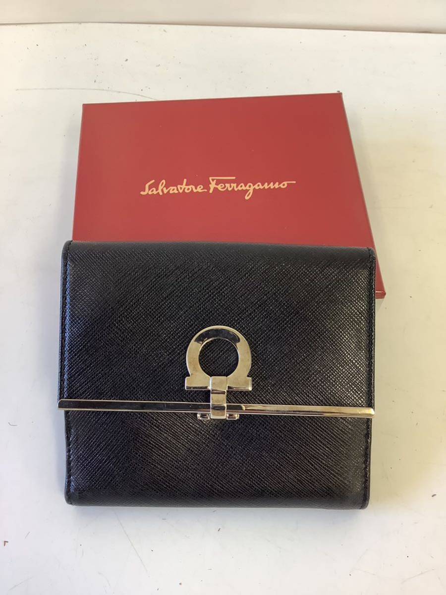 TU049-A4aレ Salvatore Ferragamo フェラガモ 二つ折り財布 ブラック レザー_画像1