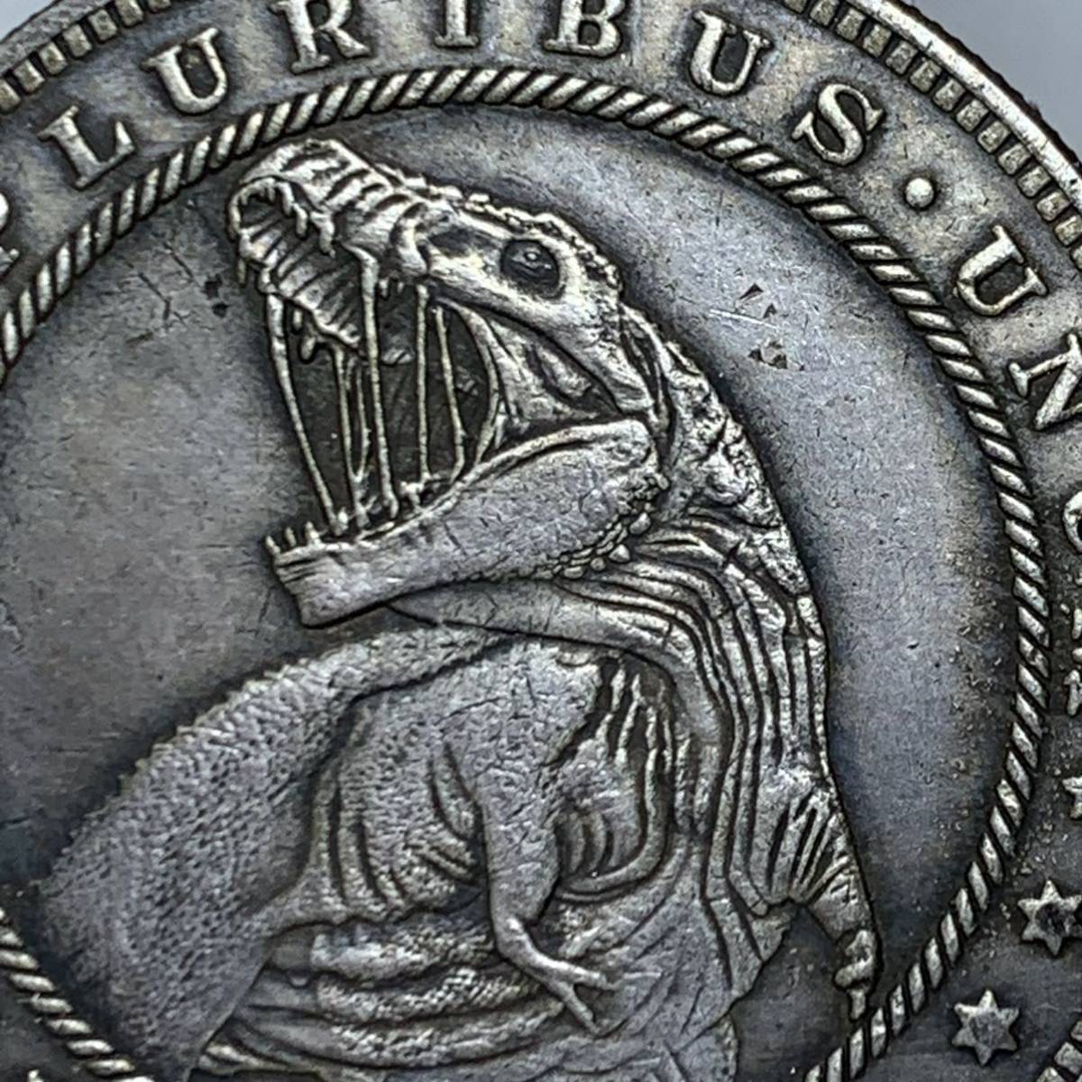 WX1086流浪幣 恐竜 天眼 鷹紋 外国硬貨 貿易銀 海外古銭 コレクションコイン 貨幣 重さ約25g_画像2
