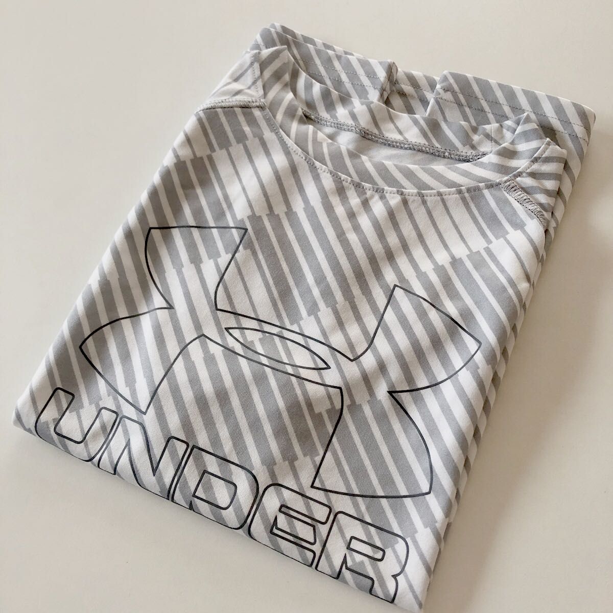 美品 UNDER ARMOUR アンダーアーマー　120 130 YSM  半袖Tシャツ　Tシャツ 半袖　男児