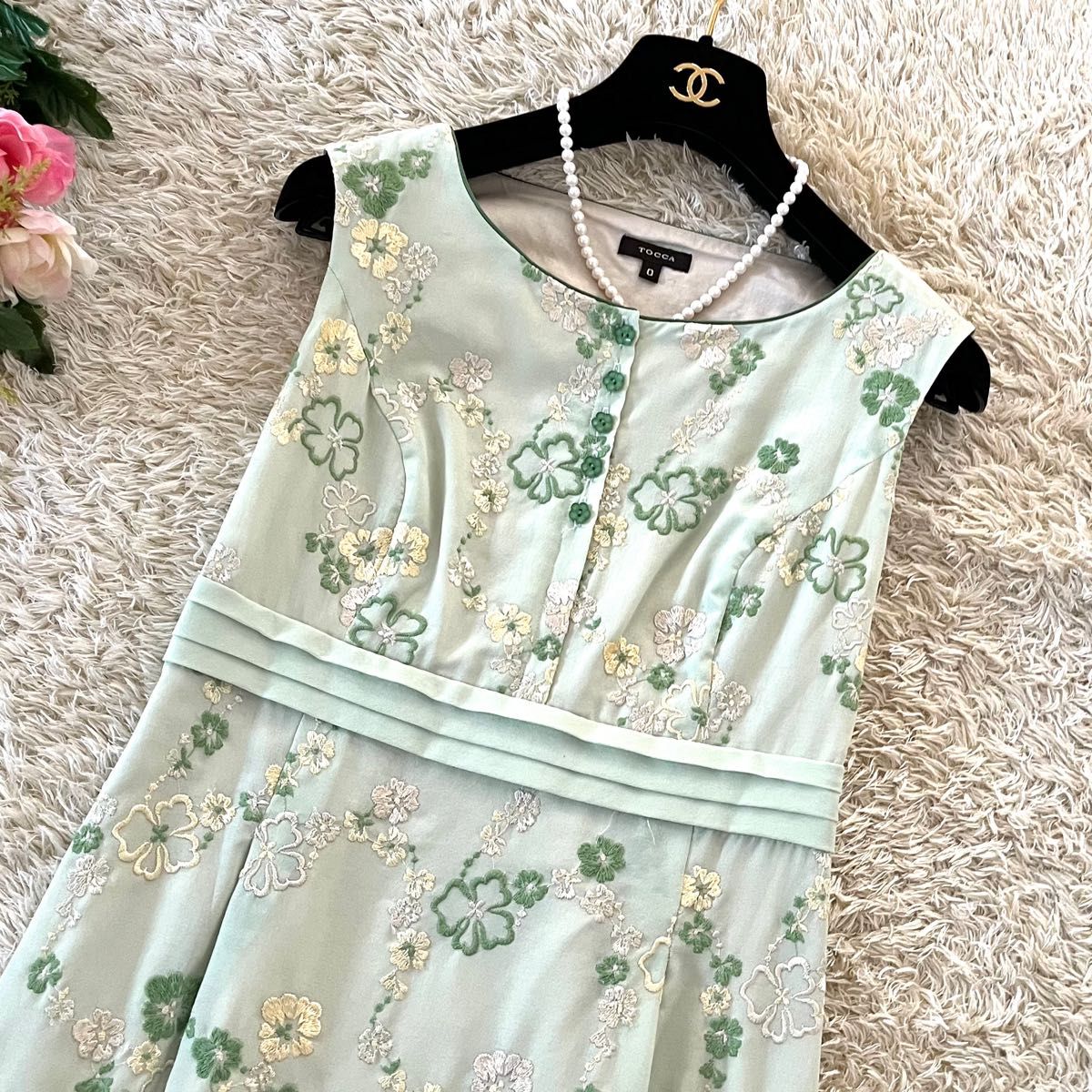 クリーニング済】トッカ 花柄刺繍ワンピース Aライン 花型ボタン