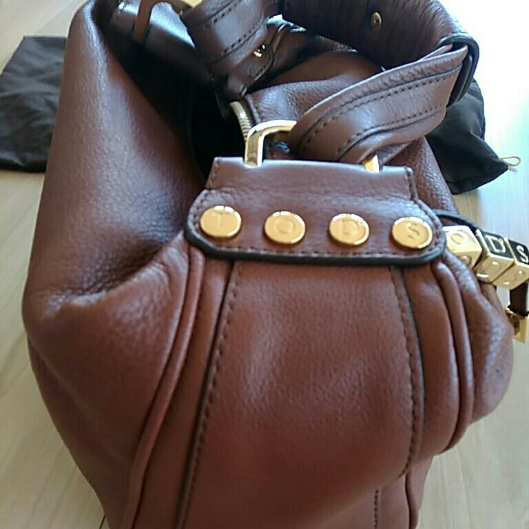 トッズ TOD'S ショルダーバッグ 手提げ 布袋付 底鋲付 型押し 茶色 ゴールドパーツ ファスナー多数 牛革 カーフ 高級感 美品