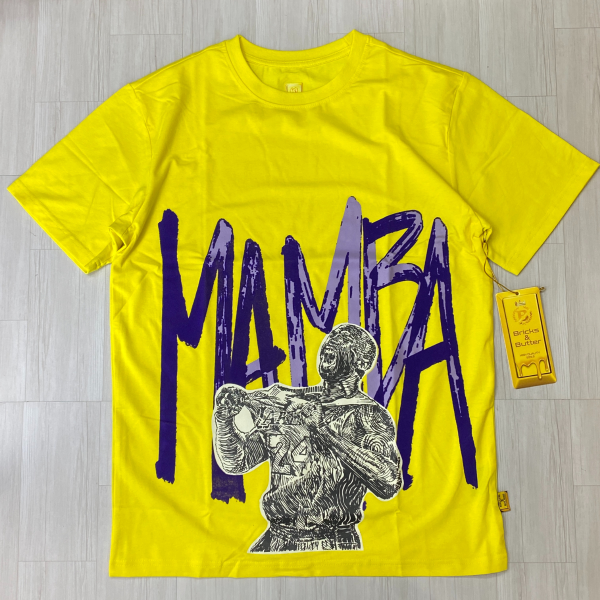 米国新進気鋭ブランド 【2XL】 Bricks & Butter ブリックス＆バター 半袖 グラフィック Tシャツ NBA マンバ MANBA 黄/ムラサキ USA正規品