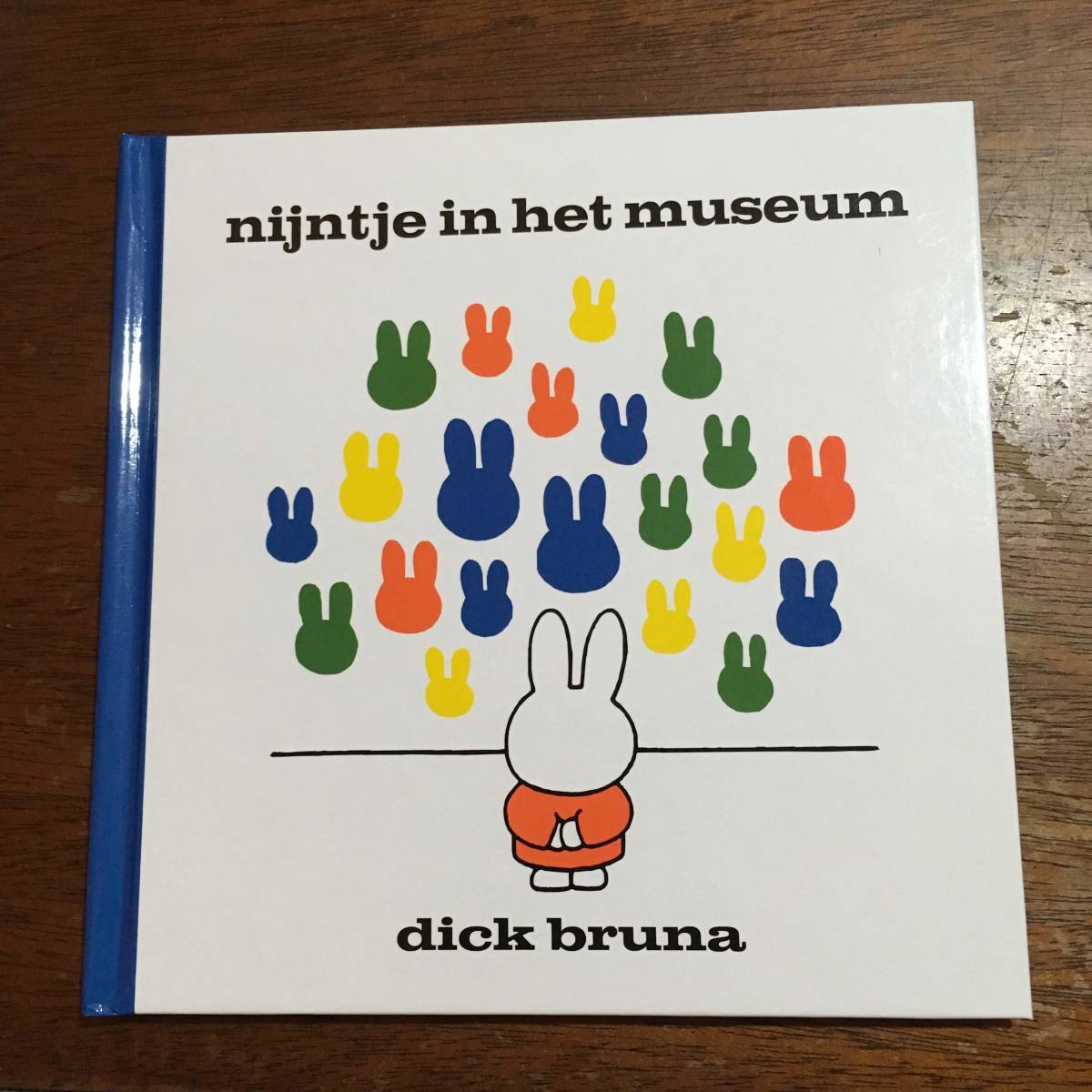 希少 洋書 オランダ語版 Nijntje in het museum / Dick Bruna ミッフィー ディック・ブルーナ_画像1