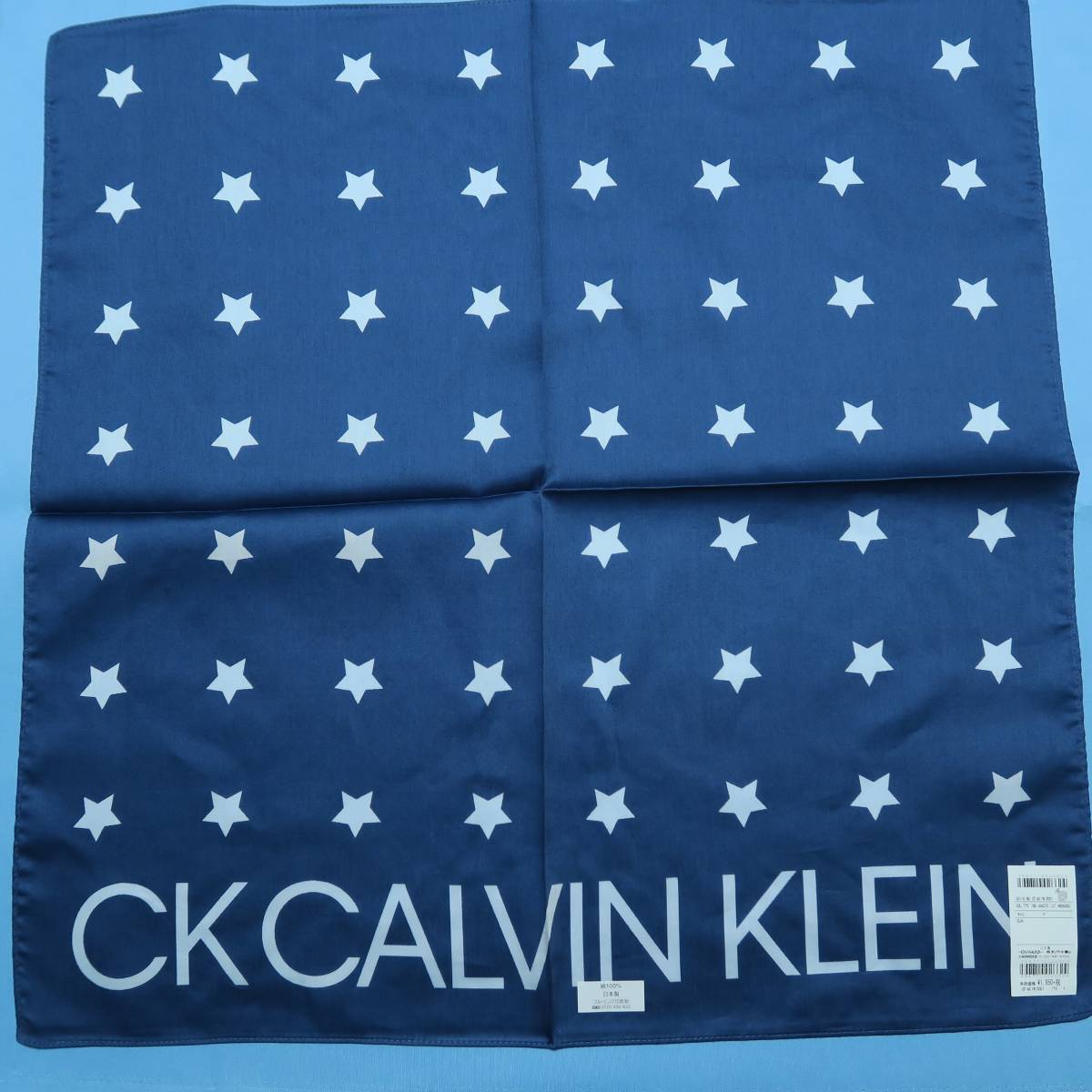 K021■カルバン クライン CALVIN KLEIN 紺色系　星柄　大判ハンカチ　日本製_画像2