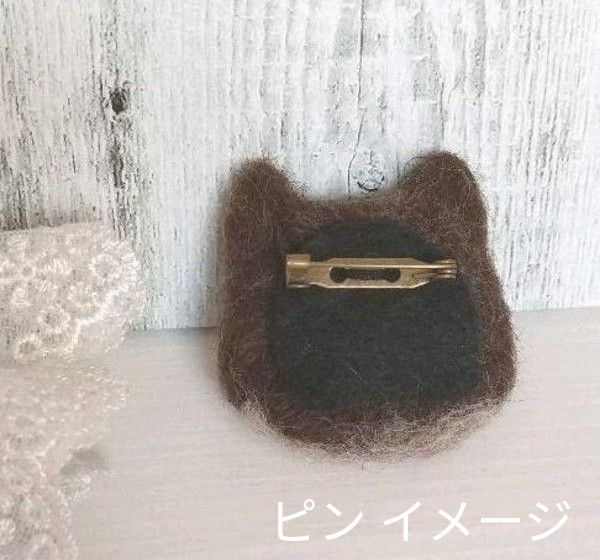 ハンドメイド つきのわぐま ブローチ 羊毛フェルト くま 北欧 秋冬 