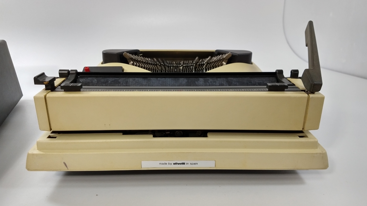  operation is unconfirmed. junk Olivetti Lettera 10 typewriter (D1)