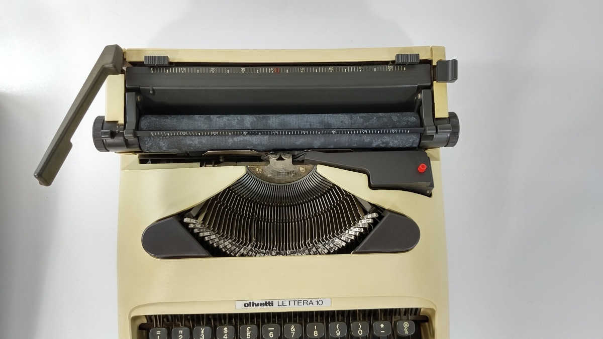  operation is unconfirmed. junk Olivetti Lettera 10 typewriter (D1)